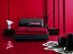 Спалня по поръчка с черни тапицирани с кожа мебели с червени акценти  